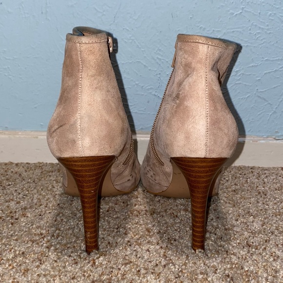 Audrey Brooke tan peep toe heeled booties size 6.5 - Picture 4 of 11